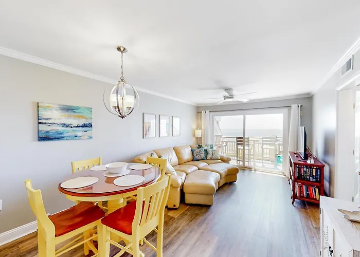 Pelican'S Penthouse: Snowbird Friendly Top-Floor Condo With Ocean View Balcony