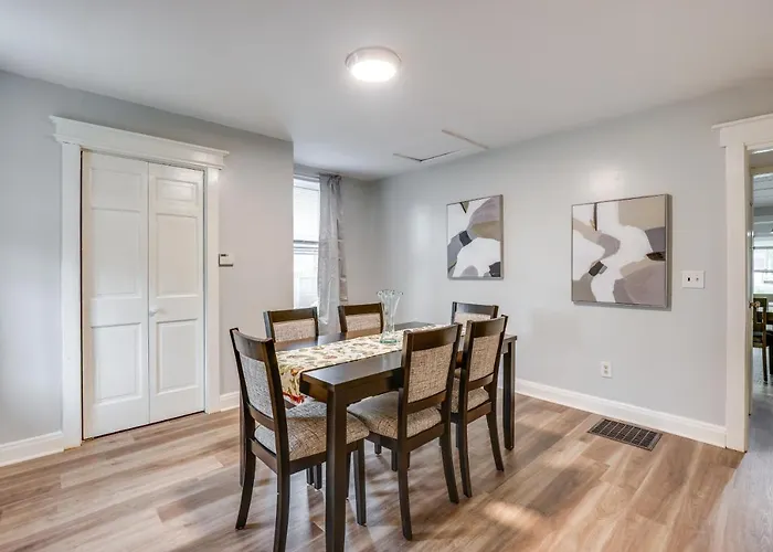 Central Auburn Apartment W/ Porch: Pets Welcome!