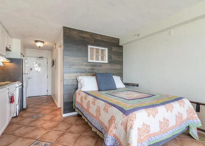 Direct Oceanfront Condo, Daytona Beach, Sleeps 4 - With Pool