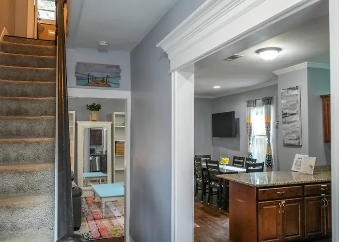 Historic Coastal Haven- Pet Friendly Fast Wi-Fi