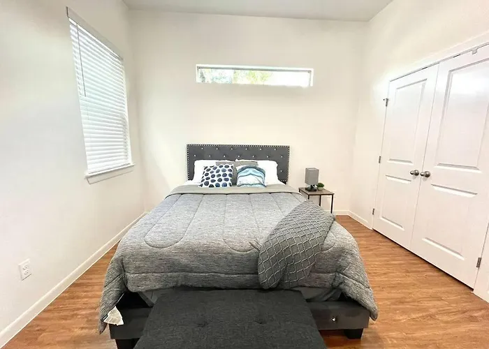 New! 5 Min From Mall, Airport, And Dinning!