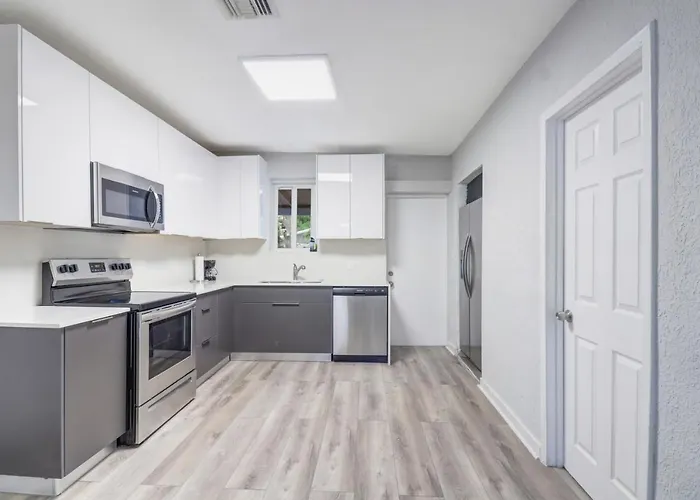 Spacious And Luxurious Home Centrally Located Between Miami And Ft. Lauderdale