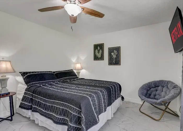 Updated 4 Bedroom Home In Oragnefield