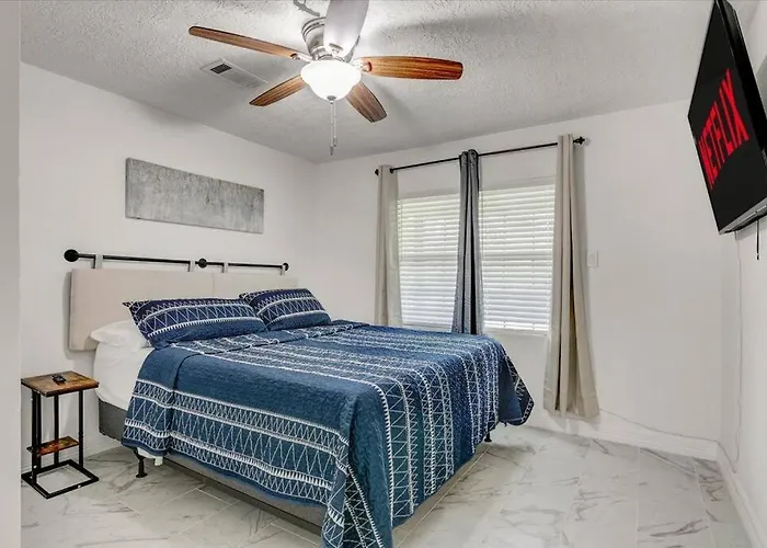 Updated 4 Bedroom Home In Oragnefield