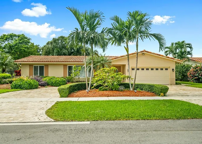 Spacious 4Br/3Ba Pool Home, Stylishly Decorated