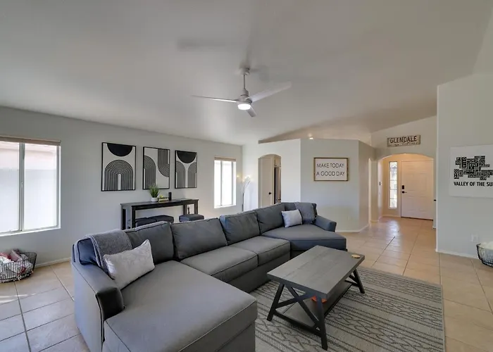 Golf Course View! Dog-Friendly Retreat In Glendale
