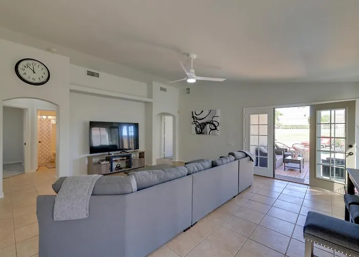 Golf Course View! Dog-Friendly Retreat In Glendale