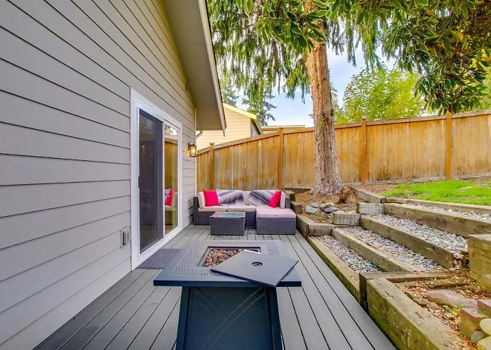 Private Yard & Fire Pit! Modern Kirkland Abode