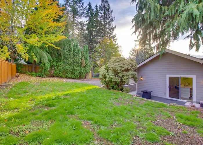 Private Yard & Fire Pit! Modern Kirkland Abode