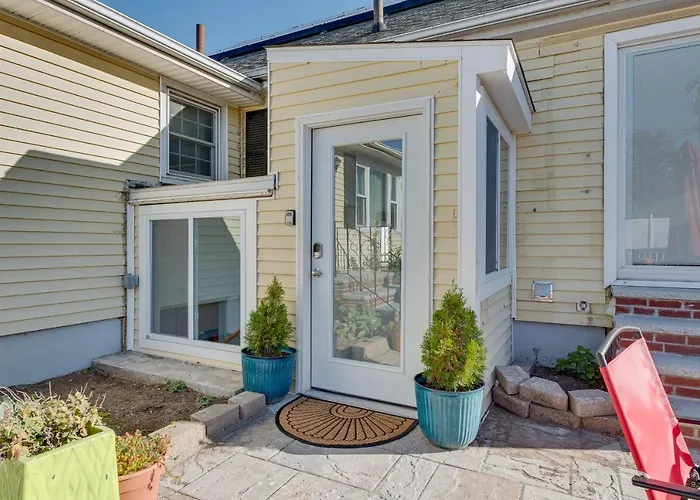 1 Mi To Downtown: Salem Vacation Rental!