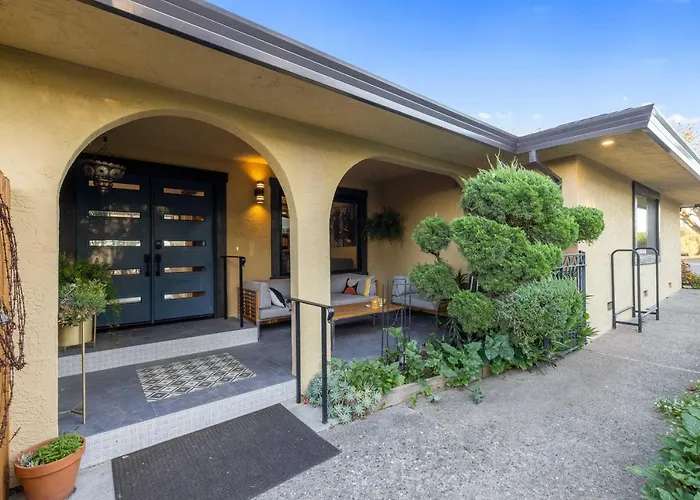 Private Pool & Large Deck: Modern Cotati Villa!