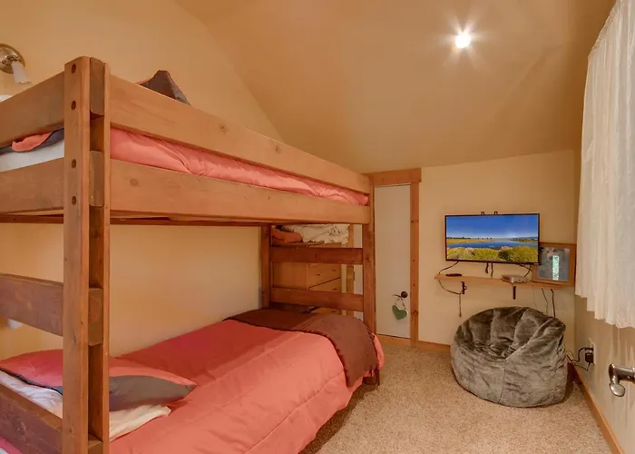 West Pine Cabin On The West Shore - 3 Bedroom Hot Tub, Pool Table, Pet Friendly