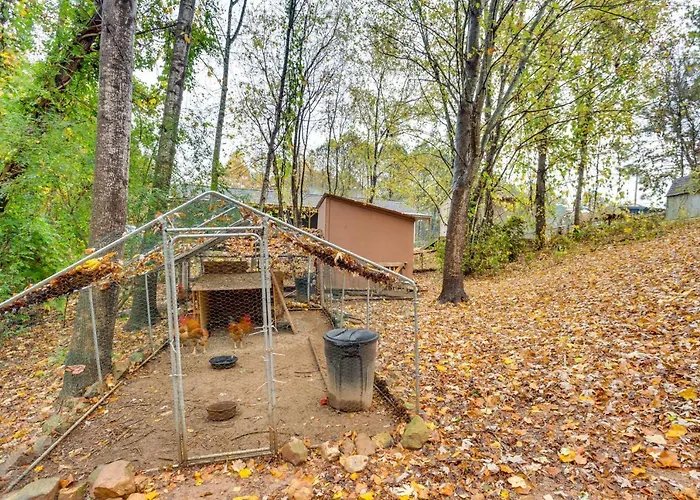 1 Mi To Lake Allatoona: Family Home On Farm!