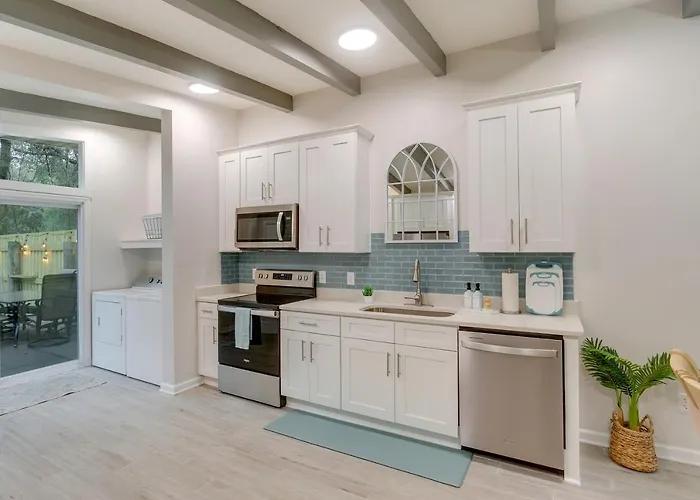 Bright Jekyll Island Home W/ Deck < 1 Mi To Beach