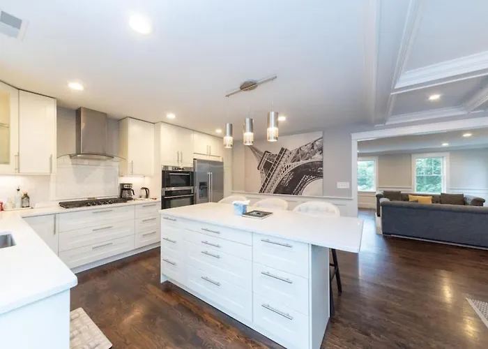 Ultra-Luxurious Home Near Boston Pet-Friendly