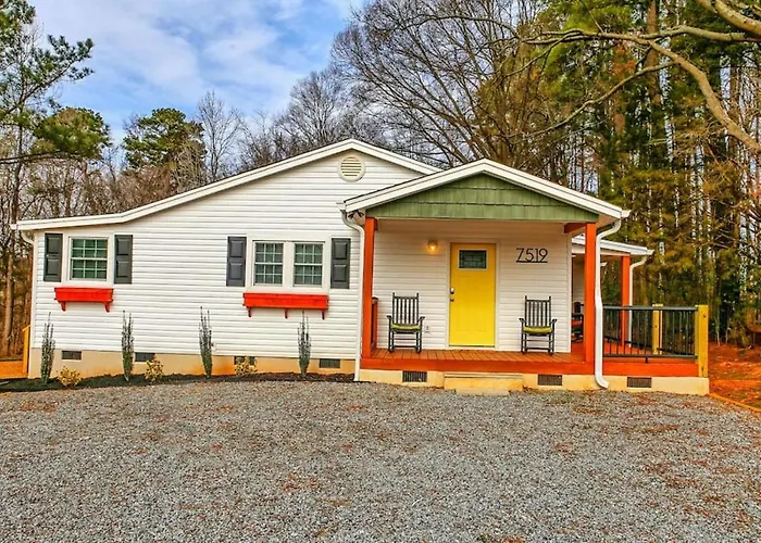 Three Bedroom Outdoorsy Escape In Huntersville
