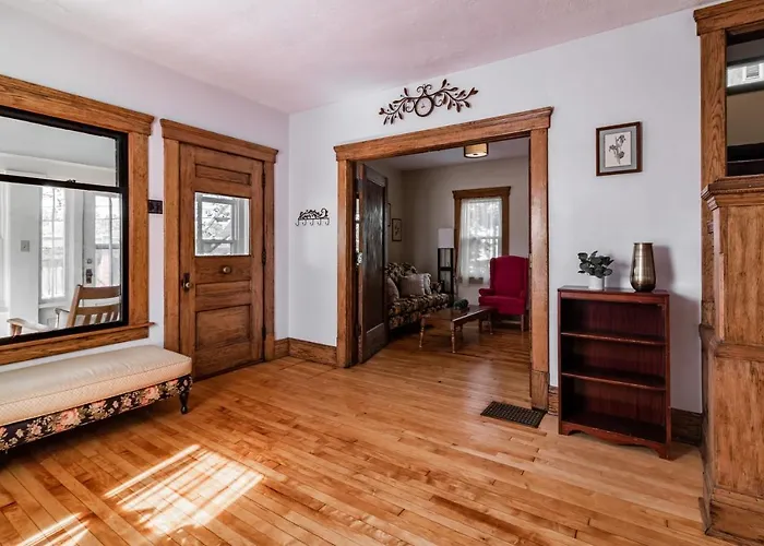 Walk To Downtown Kent - 3 Bedroom House W Patio & Yard