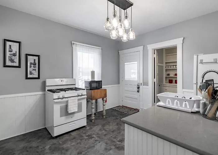 Walk To Downtown Kent - 3 Bedroom House W Patio & Yard