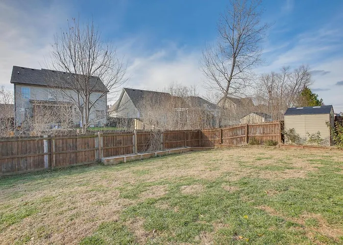 Large Clarksville Family Home ~ 4 Mi To Speedway!