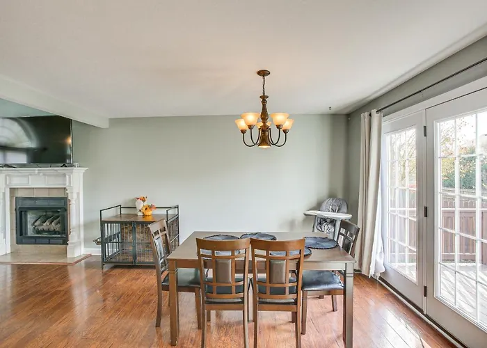 Large Clarksville Family Home ~ 4 Mi To Speedway!