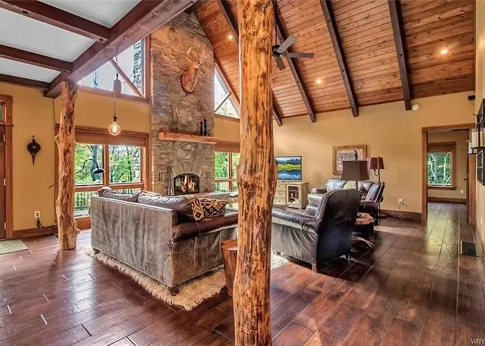 Luxurious Chalet! Hot-Tub, Bonfire & Ideal Location For Skiing & Town