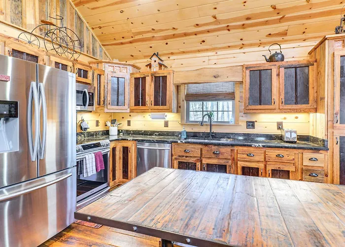Hot Tub + Fire Pit: Dog-Friendly Cabin In Murphy!