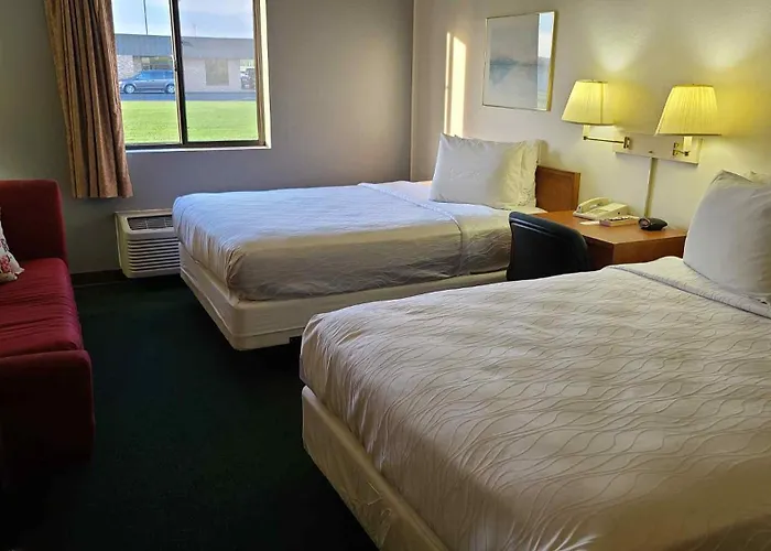 Carlyle Inn & Suites