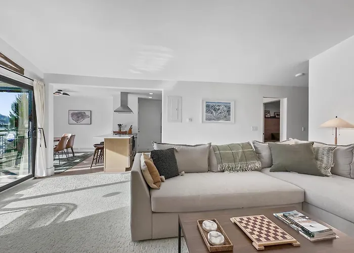 A304 Lake Cliffe Condo