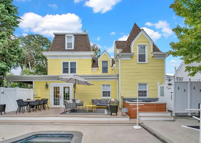 Gorgeous Historic Victorian With 8 Bedroom/4 Baths