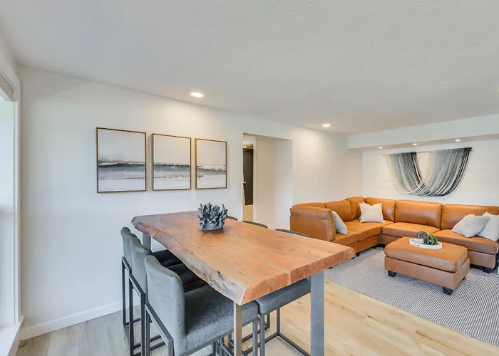 Waterfront Washington Getaway W/ Hot Tub & Deck!