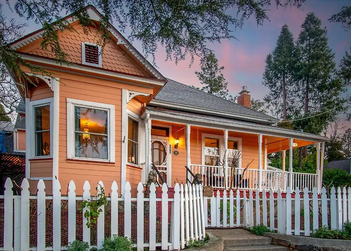 The Golden Parlor- Historic Victorian, Hot Tub
