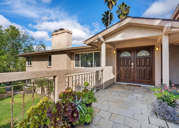 Executive Retreat - Renovated - Spacious - Views