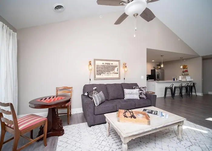 Charming Condo In Bettendorf