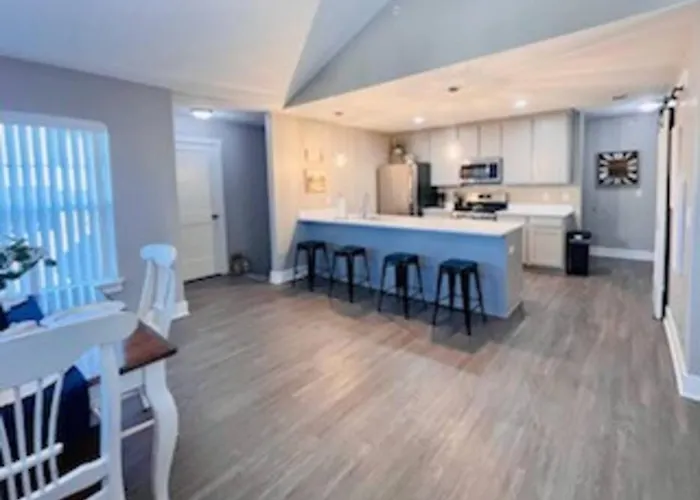 Modern 3-Bedroom Condo With Gas Fireplace