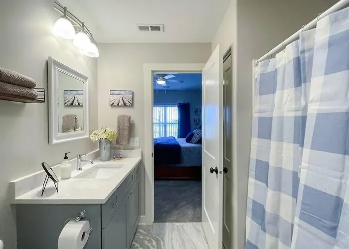 Main Floor Cozy 2 Bedroom Condo In Bettendorf
