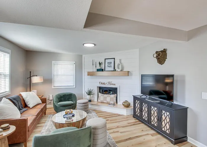 Remote Work Retreat: 3Br W/ Workspace Near Kc!