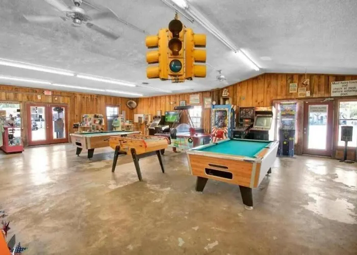Unique Cabin Near Surf City With Loft And Parking