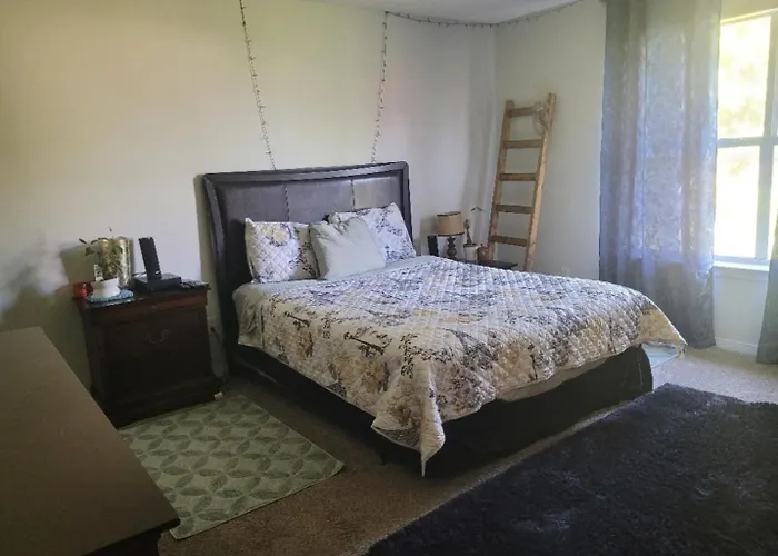 Bedroom Four Minutes From Beach