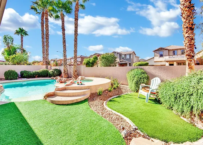 Seven Palms Stylish Home With Pool, Hot Tub,& Movie Room
