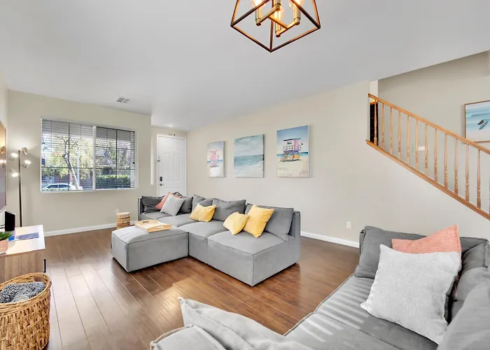 Seven Palms Stylish Home With Pool, Hot Tub,& Movie Room