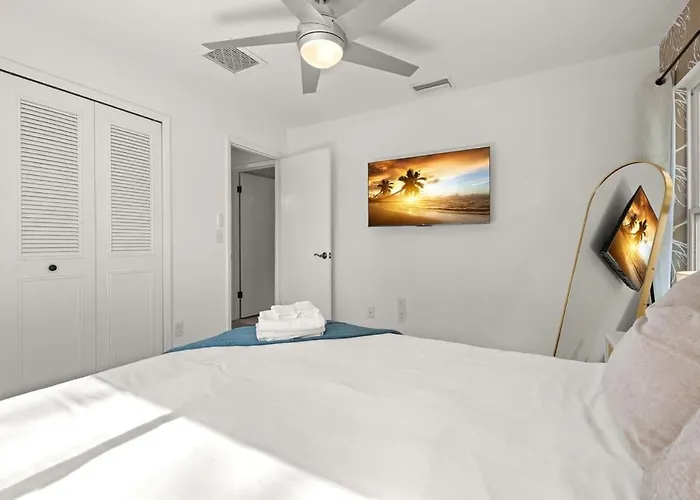 5 Mins To Honeymoon Island~Sand Volleyball~Firepit