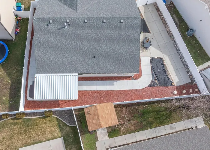 Fully Stocked Home With Hot Tub And Private Yard