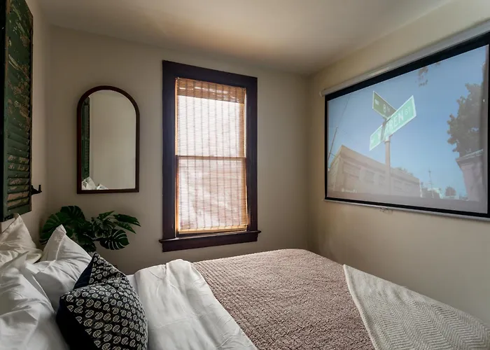 Designer Home, Hot Tub, Private Yard, & Projector