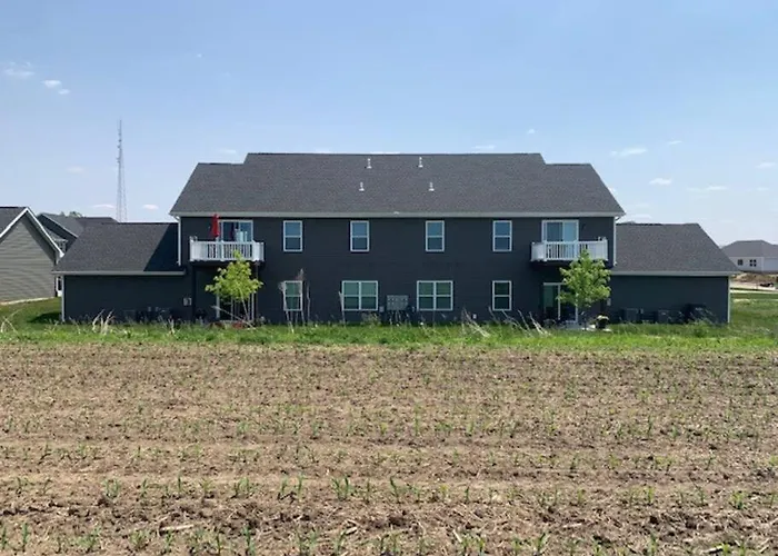 Main Floor 2 Bedroom Condo In Bettendorf