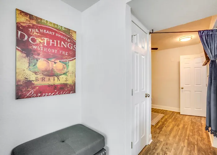 < 1 Mi To Downtown Conroe: Charming Apartment