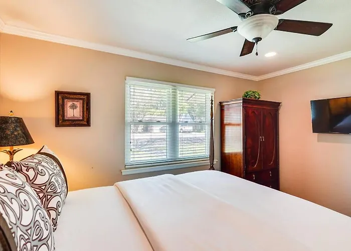 Hot Tub - Beautifully Renovated Home In West Texas