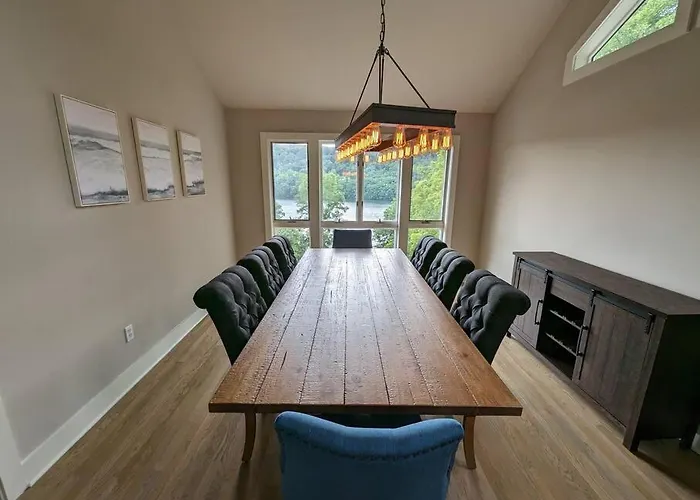 Candlewood Lake -Family Getaway, Lakefront 3775 Sqft Home