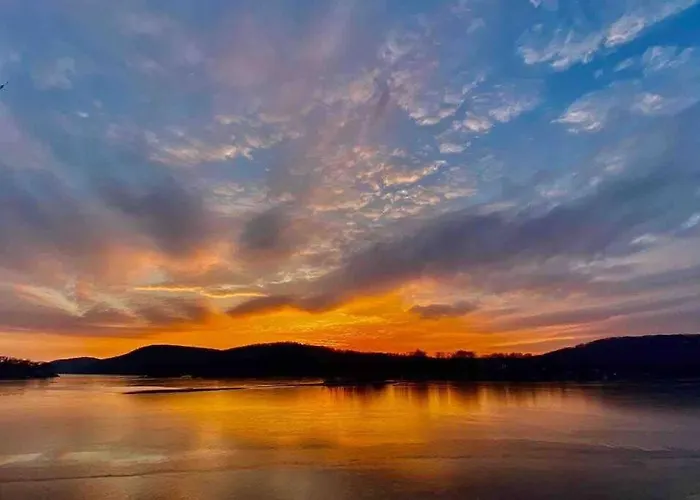 Candlewood Lake -Family Getaway, Lakefront 3775 Sqft Home