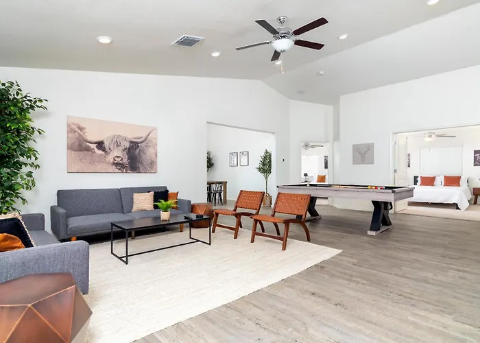 Spacious Family Oasis ~ Pooltable ~ Backyard ~ Pkg