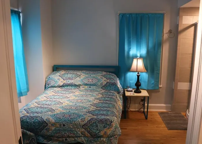 3 Bedroom, 2 Bath, Porch, Free Wi-Fi, Washer/Dryer